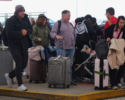 Thanksgiving travel forecasts point to typically busy airports, roads and trains