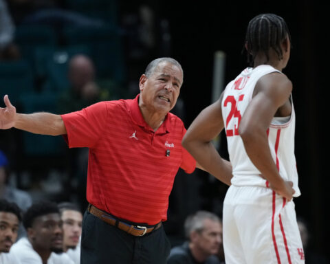 Houston coach Kelvin Sampson questions free-throw disparity after loss to Tennessee