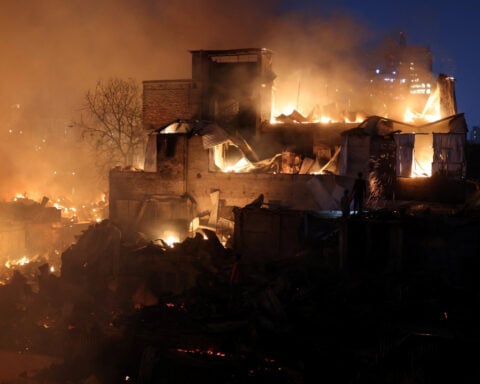 Bangladesh slum fire leaves thousands homeless