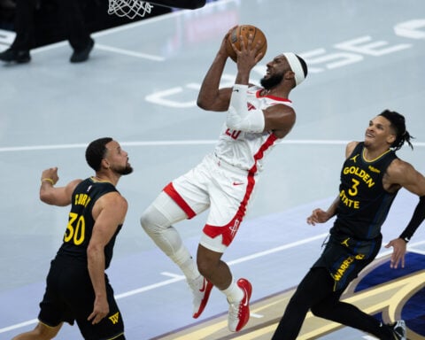 Stephen Curry bruises right quadriceps in Warriors' loss, will have MRI exam