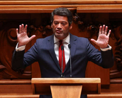 Poll shows far‑right leader and independent admiral tied in race for Portugal's presidency