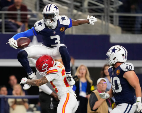 Prescott's Cowboys overcome Mahomes' fourth-down magic in 31-28 Thanksgiving win over Chiefs