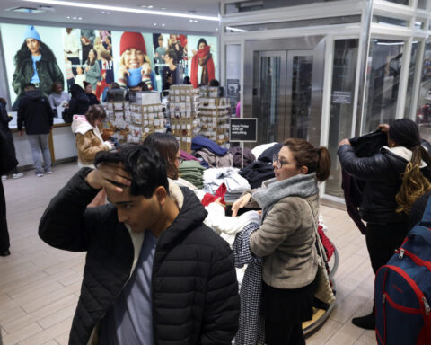 US Thanksgiving online sales expected to rise 6%, Salesforce data shows