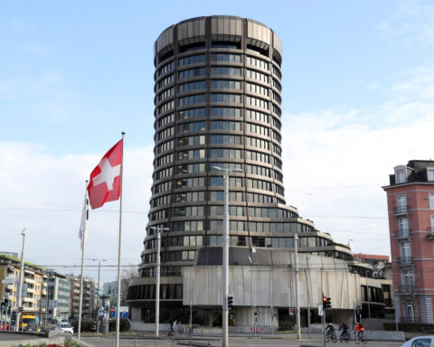 Central bank body BIS warns of hedge fund leverage in government bond markets