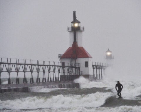 Lake effect snow piles up in Great Lakes region, impacting Thanksgiving travel