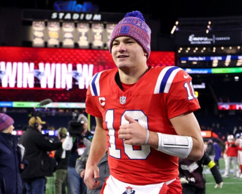 New England Patriots down New York Giants to extend NFL-best win streak to 10 games