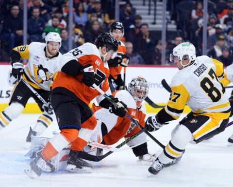 Sidney Crosby nears Mario Lemieux's Penguins points record with 2 goals against Flyers