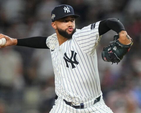 Mets agree to contract with free agent reliever Devin Williams, AP source says