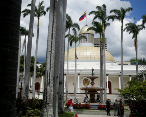 Venezuela's Maduro swears "absolute loyalty" to Venezuelan people