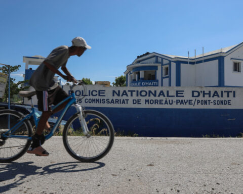 Gangs launch large-scale attack in Haiti's central region as hundreds flee gunfire and burning homes