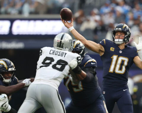 Denver Broncos linebacker Alex Singleton returns to field three weeks after cancer surgery