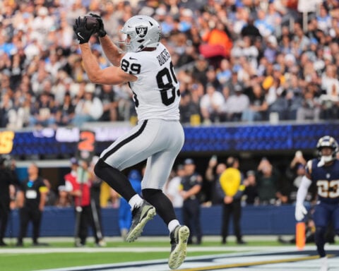 Herbert throws 2 TD passes despite hand injury, Chargers send Raiders to 6th straight loss, 31-14