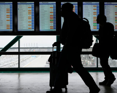 Post-Thanksgiving travelers in Chicago see hundreds of flights canceled and delayed after snowstorm
