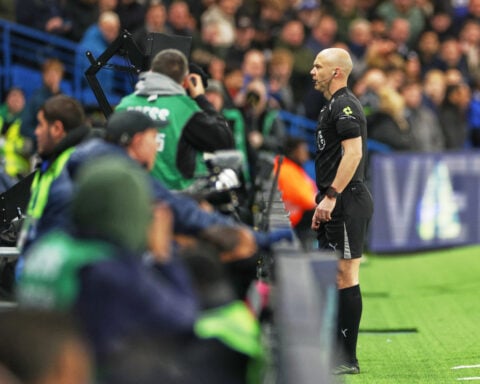 Arsenal held by 10-man Chelsea, Isak sets up much-needed Liverpool win and Man United beats Palace