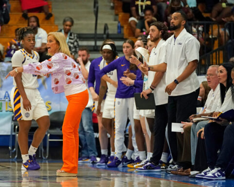 Flau’Jae Johnson leads No. 5 LSU over Washington State 112-35 for 8th straight game over 100 points