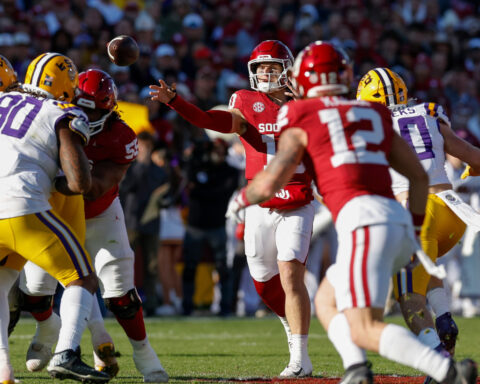 Mateer throws late TD pass, No. 8 Oklahoma beats LSU 17-13 to likely secure playoff spot