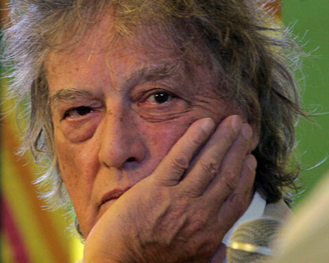 Tom Stoppard, sparkling playwright who won an Oscar for 'Shakespeare In Love,' dies at 88