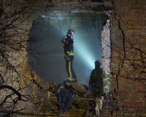 Russian attacks kill 3 as diplomatic efforts to end the war in Ukraine gain momentum