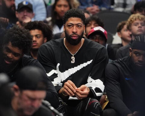Mavs' Anthony Davis gets cheers and another loss in his return to LA after a 14-game injury absence