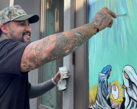 Boutique and muralist team up to share holiday message