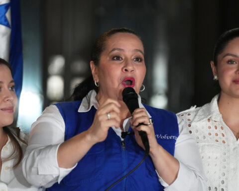 Trump says he plans to pardon former Honduran President Hernandez for 2024 drug trafficking sentence