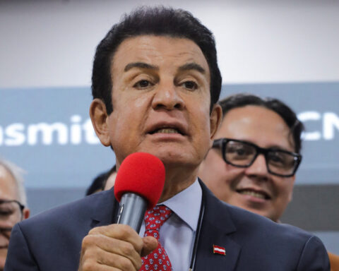 Centrist Nasralla edges ahead in Honduras election count