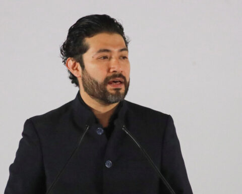 Mexican government hikes minimum wage, pushes shorter work week