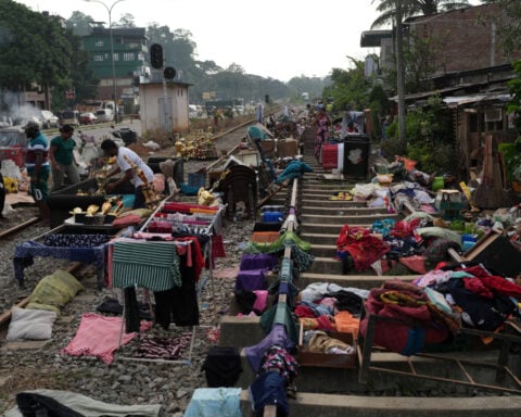 Sri Lankans sift mud to unearth victims four days after deadly cyclone