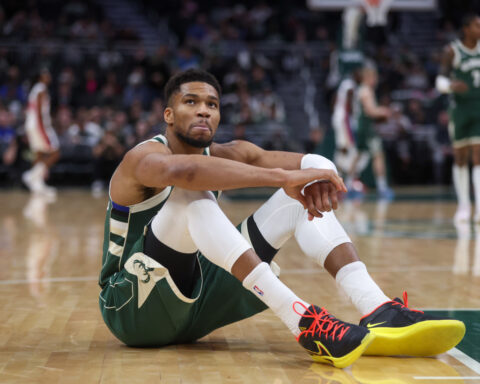 Antetokounmpo undergoes MRI after leaving Bucks' game with Pistons due to right calf strain