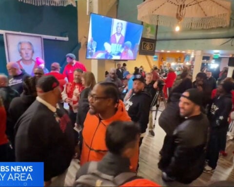 Hundreds pay tribute to Oakland coach John Beam in first organized memorial since killing