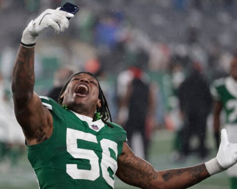 Quincy Williams arrives in Joker makeup for Jets' Gotham City game against Dolphins