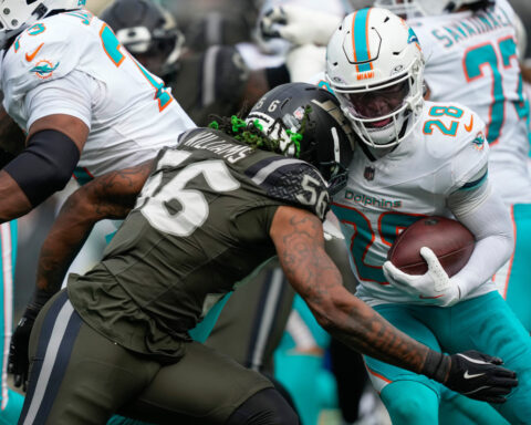 Quincy Williams arrives in Joker makeup for Jets' Gotham City game against Dolphins