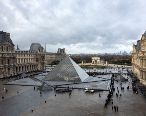 Water leak in Louvre damages hundreds of books