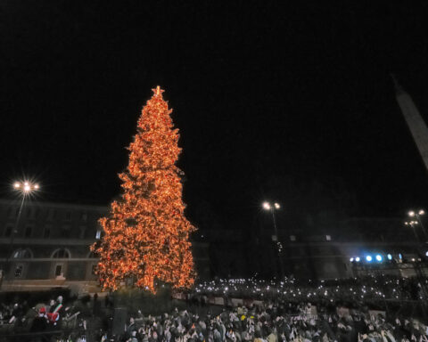 Pope Leo XIV gets into Christmas spirit with prayer for peace at Spanish Steps