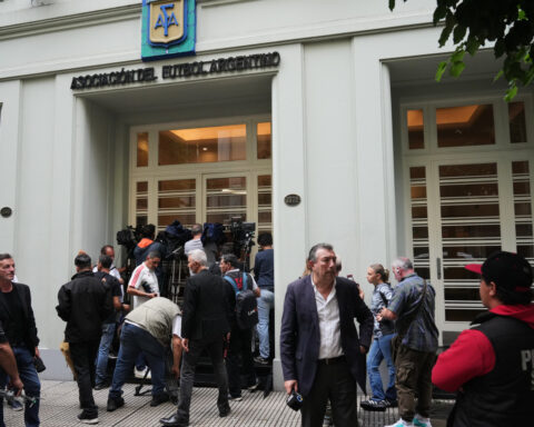 Police raid Argentine soccer clubs and AFA as part of investigation into alleged money laundering