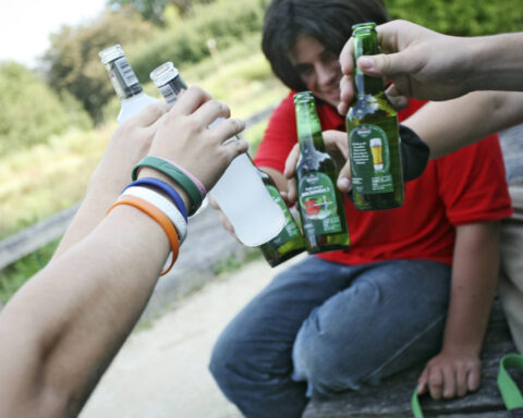 Exposure to neighborhood violence leads some Denver teens to use tobacco and alcohol earlier, new study shows