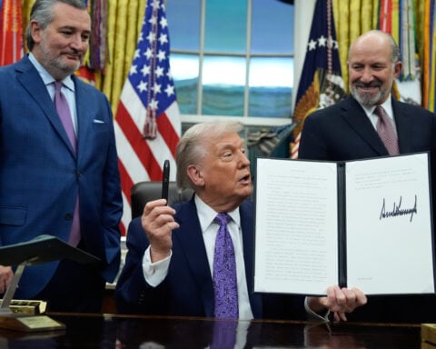 Trump signs executive order to block state AI regulations