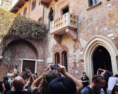 There’s a festive fee at Juliet’s balcony as the Verona attraction is overrun by crowds