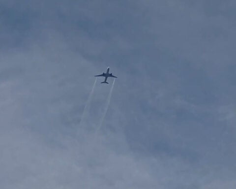 United flight to Tokyo returns to Dulles after losing power in an engine and igniting brush around runway