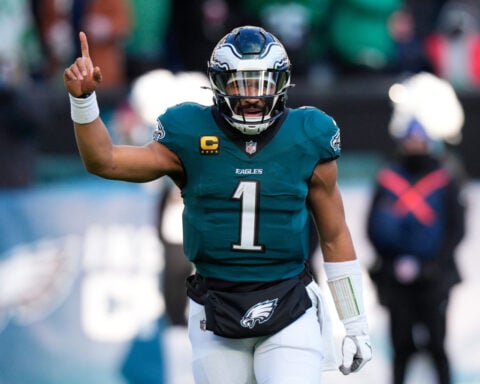 Jalen Hurts rebounds with 3 TD passes as Eagles snap losing streak in 31-0 rout of Raiders