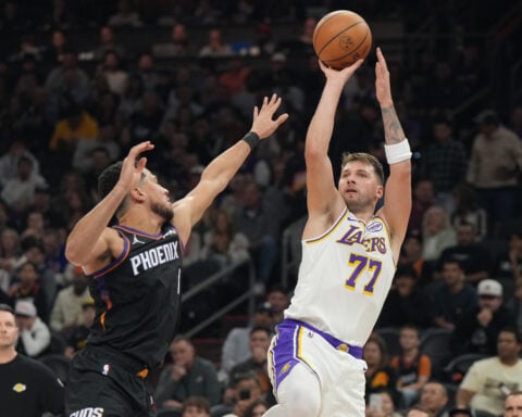 LeBron James hits 2 late free throws, Lakers beat Suns 116-114 after blowing 20-point lead