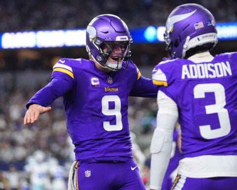 Vikings severely damage Cowboys' playoff hopes, beating Dallas 34-26