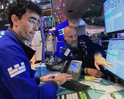 US stocks drift ahead of a week full of economic updates