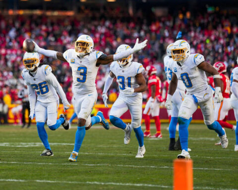 Patrick Mahomes tears ACL, Broncos eke past Packers and Bills tighten AFC East: NFL Week 15 Sunday review