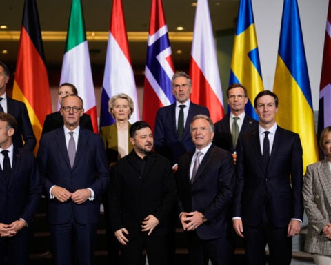 US officials say Washington has agreed to give Ukraine security guarantees in peace talks