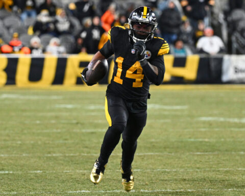 Aaron Rodgers and Steelers freeze out Dolphins, stay atop AFC North with 28-15 win