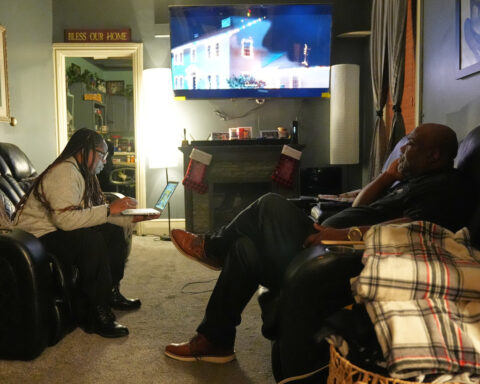 To find living donors for kidney transplants, a pilot program turns to social networks