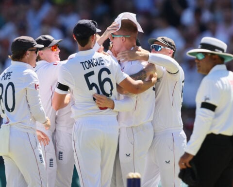 Carey's hometown century and Khawaja's 82 help Australia reach 326-8 on Day 1 of 3rd Ashes test