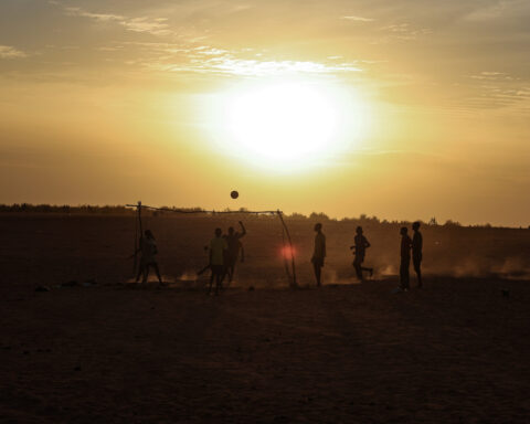 Refugee firefighters in Mauritania battle bushfires to give back to the community that took them in