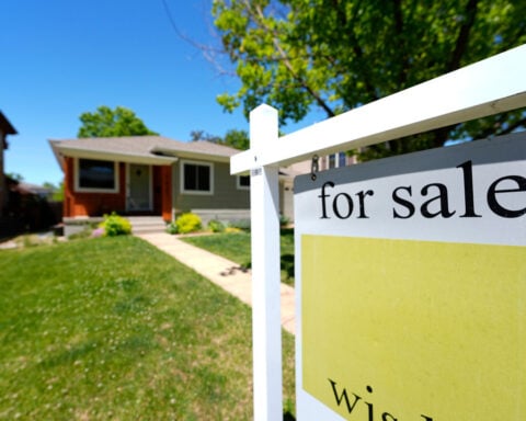 Average US long-term mortgage rate edges lower, remaining near its low for the year